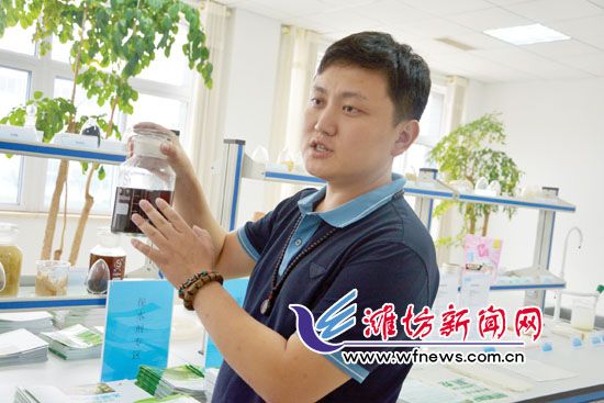 王曉凱正在介紹“旱地寶”的優(yōu)勢(shì)。